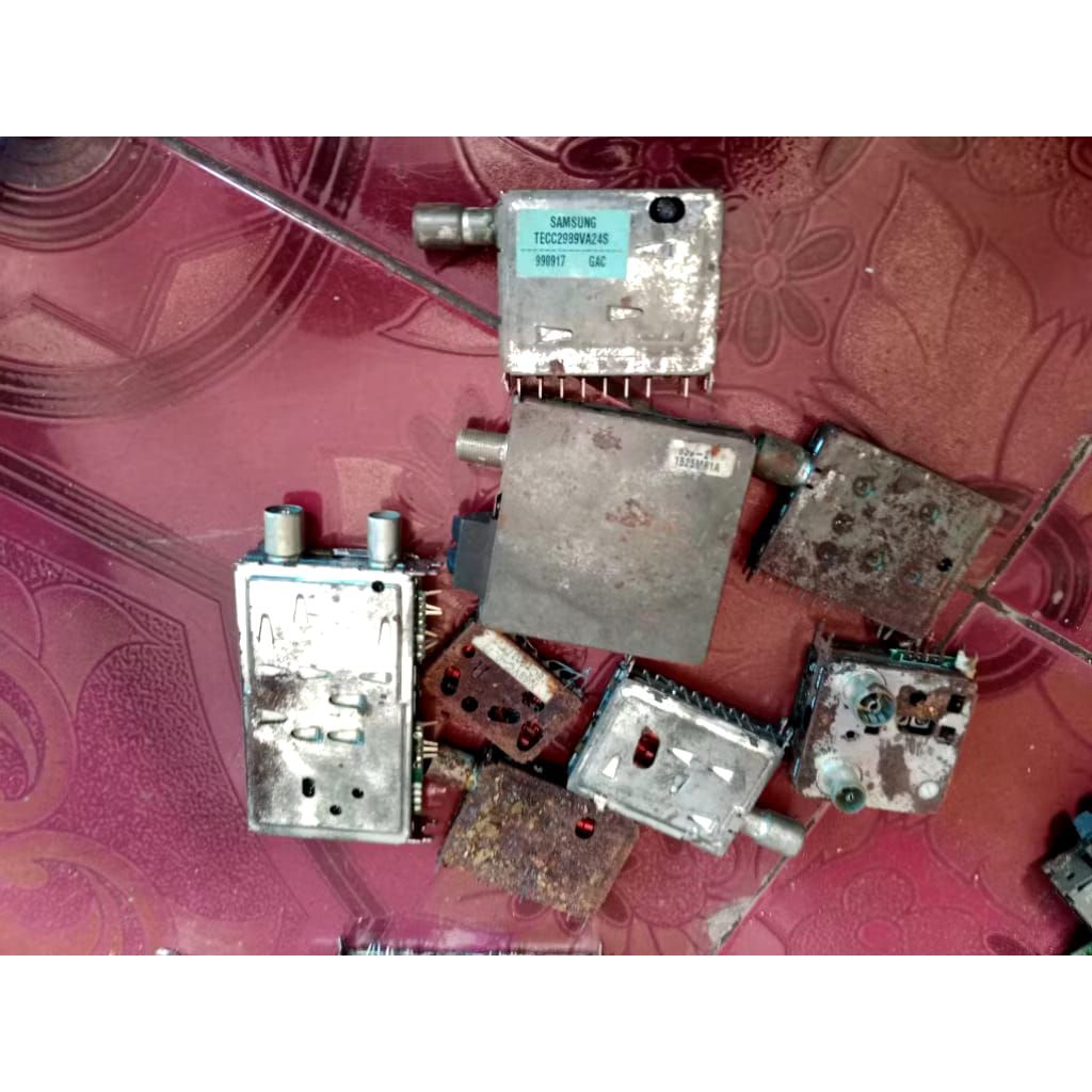 Jual Kiloan Oprekan Tuner TV/Radio Jadul Bekas Siap jual kiloan oprekan tuner TV dan radio jadul kon