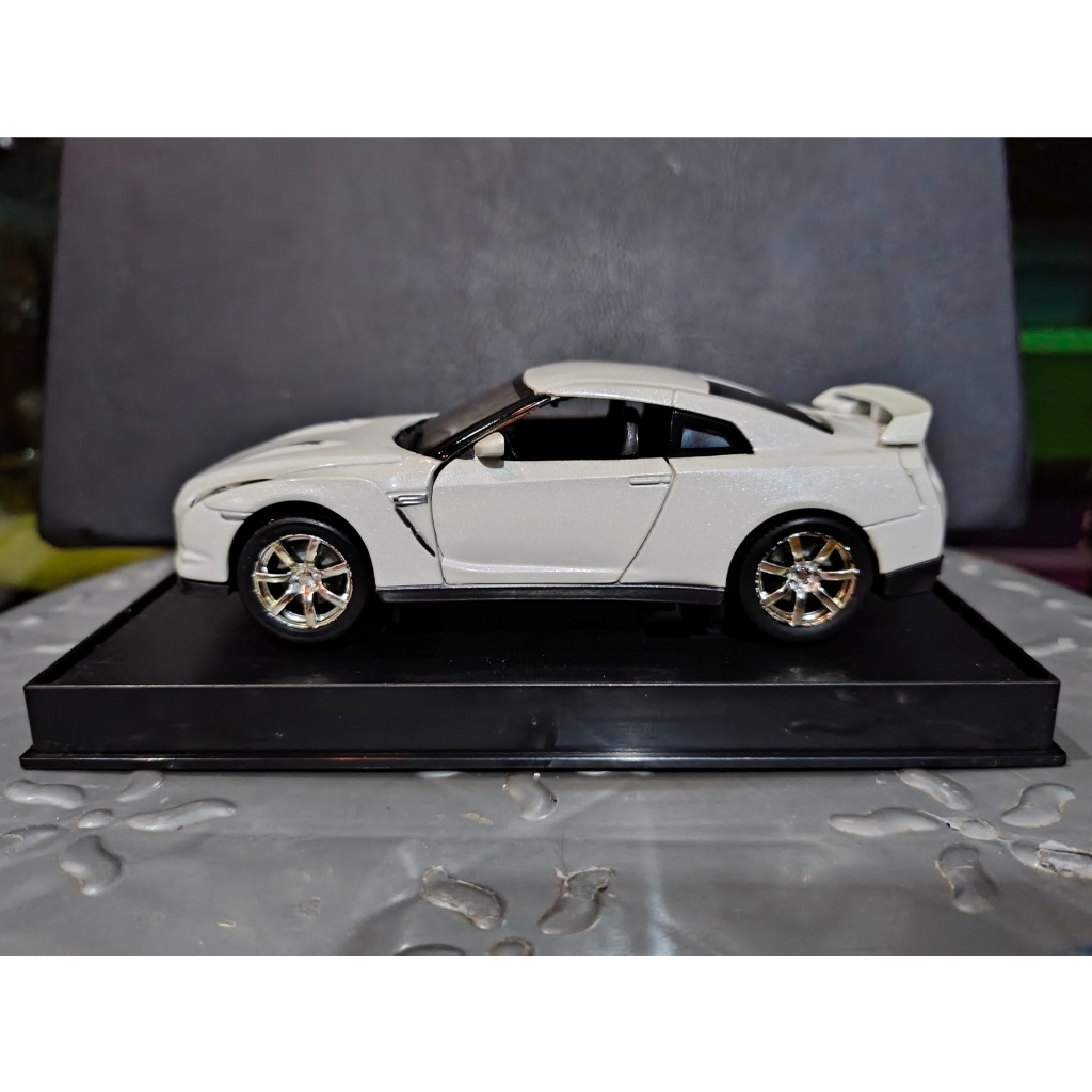 Diecast RMZ City (Sound & Light) Nissan GT-R (R35) - White Metallic