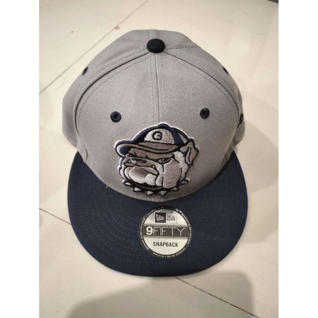 Topi New Era 9FIFTY Snapback "Georgetown Hoyas Bulldog" – Grey/Navy Blue (Original)