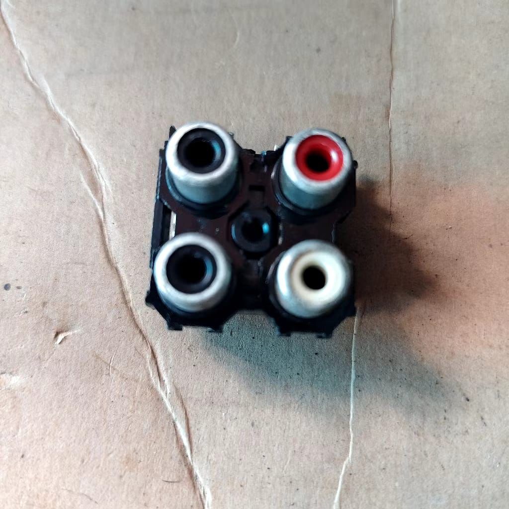 soket RCA 4 Port 2hitam+1kuning+1putih new