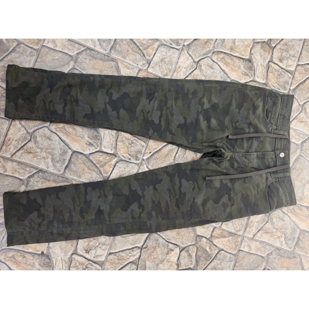 Celana Panjang Camo Military UniqloJeans