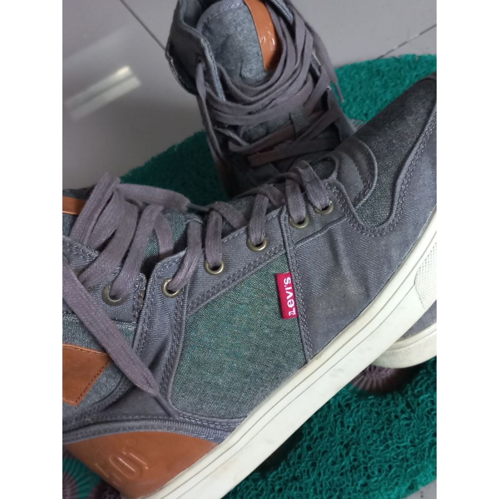 Levis size 44 second