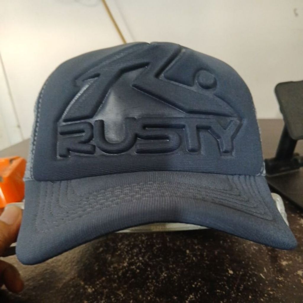Topi tracker mulus seperti baru warna navy kehitaman logo karet timbul RUSTY second seperti baru, mi