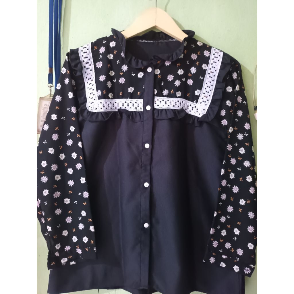 Kemeja Blouse Motif Bunga Renda | PRELOVED