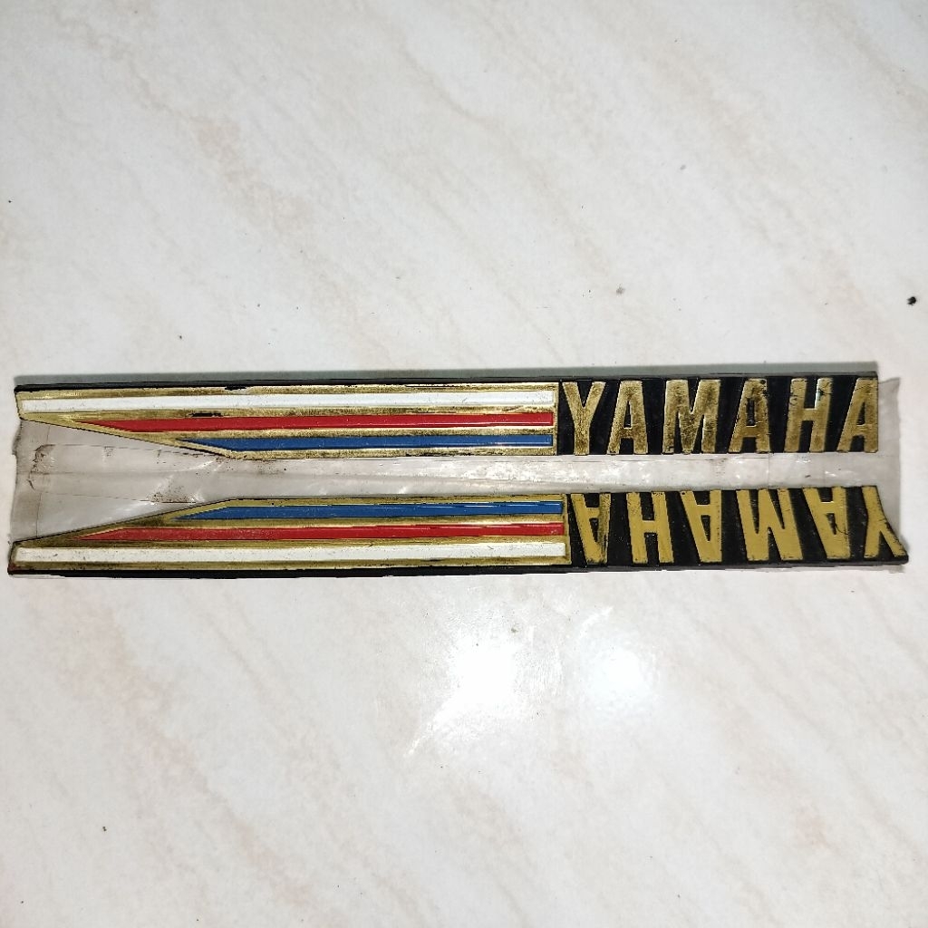 EMBLEM BODY KIRI KANAN YAMAHA V80 CDI