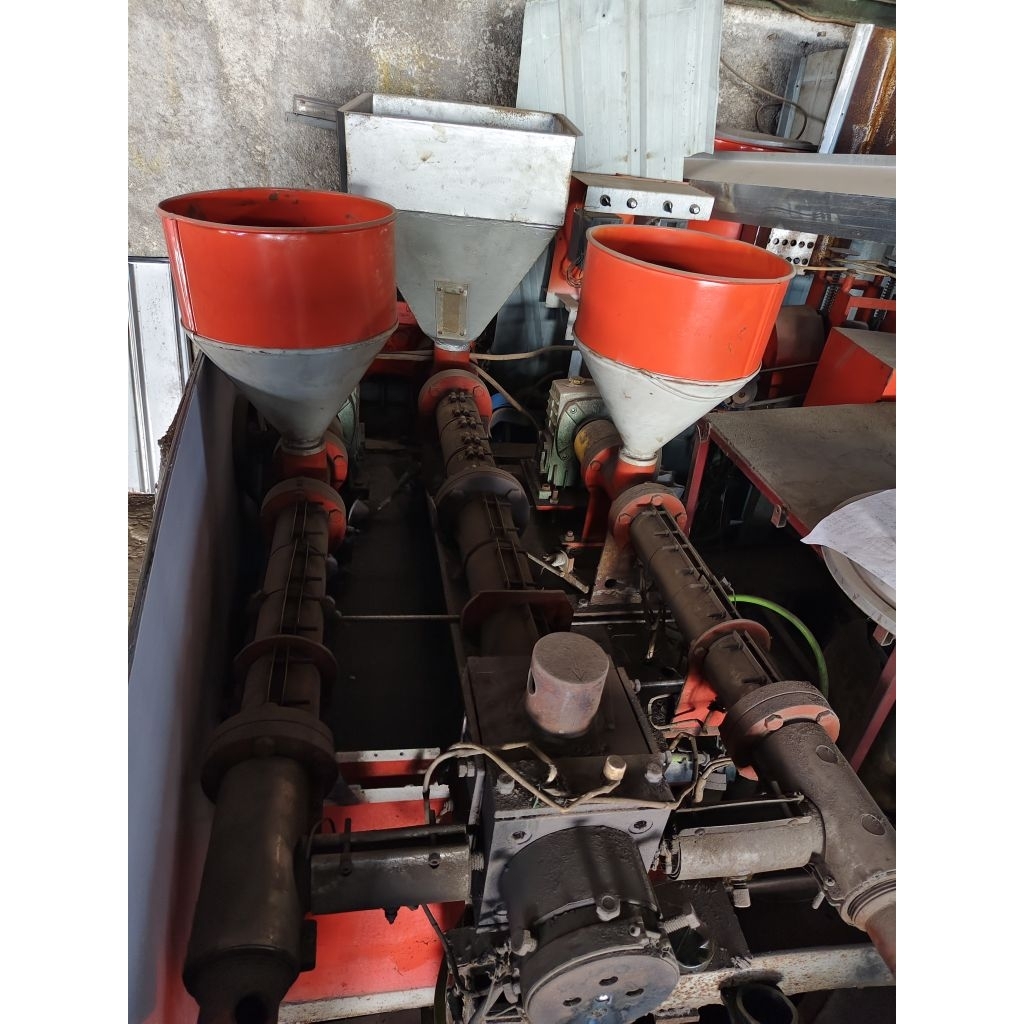Mesin extruder plastik produksi sedotan