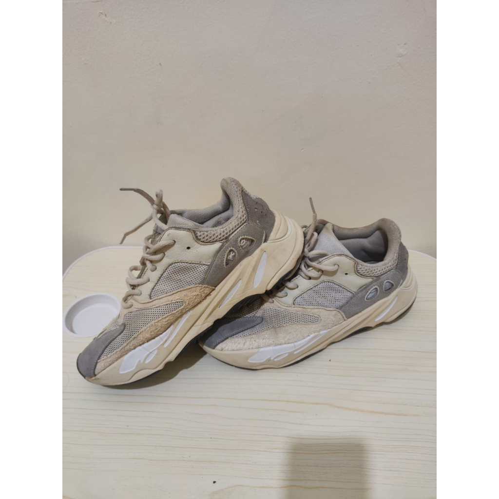 Adidas Yeezy Boost 700 Size 44 Sepatu Sneakers Bekas
