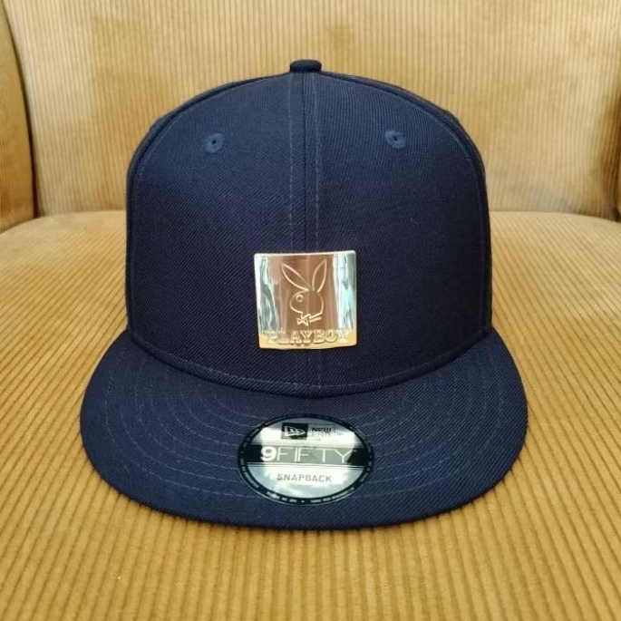 TOPI PLAY BOY LOGO METAL GOLD X NEW ERA 9FIFTY NAVY