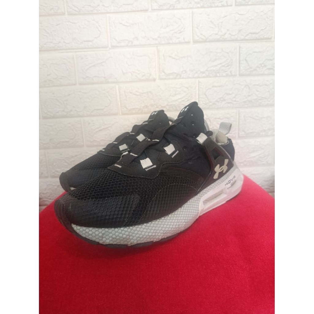 Sepatu sneaker running basket hiking outdoor second seken branded Under Armor Hova original