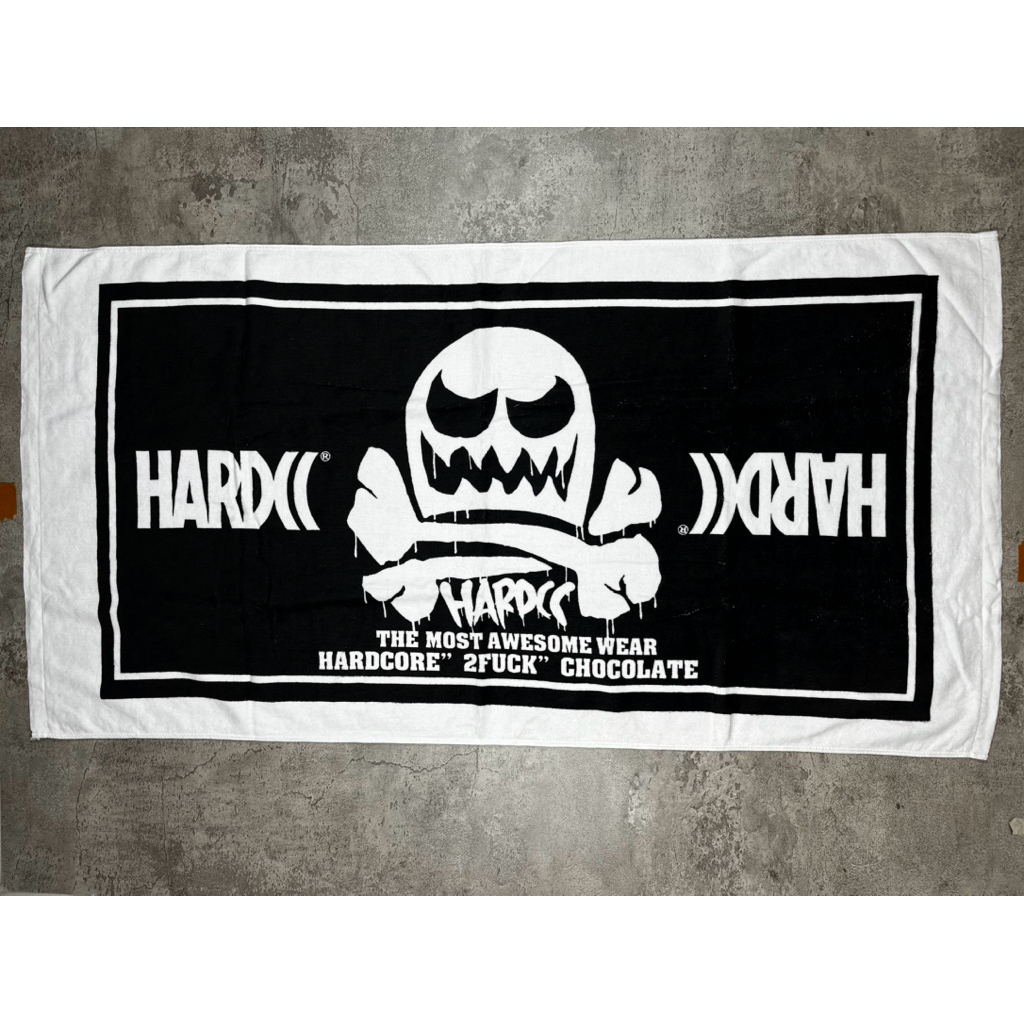 Handuk kolaborasi HARDCORE CHOCOLATE logo tengkorak meleleh ikonik