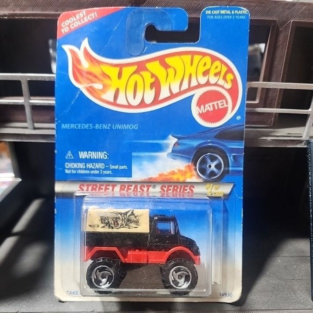 Hot Wheels Unimog Merah
