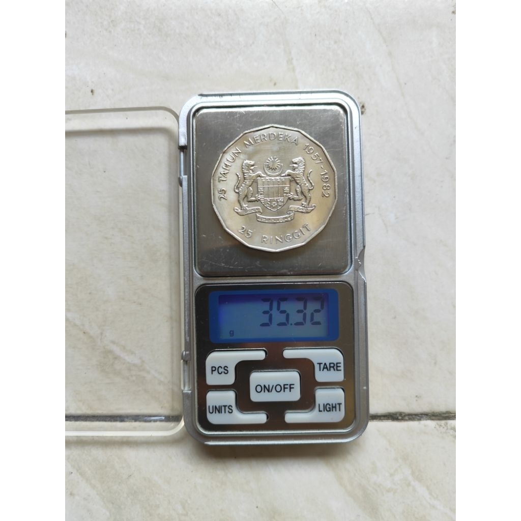 koin 25 ringgit dan 5 Deutsche   dua keping