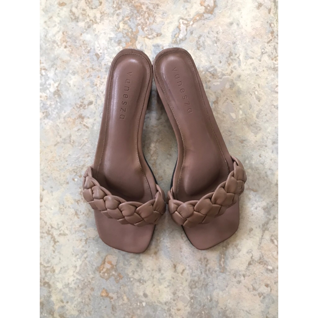 preloved sandal vanesza size 39 (24 cm )