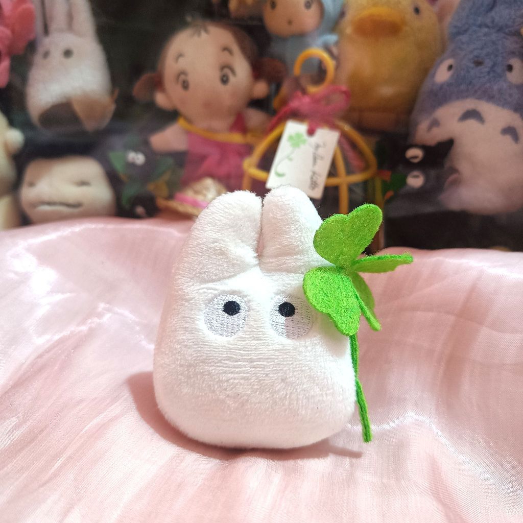 Totoro Putih Clover Keychain Ghibli Park