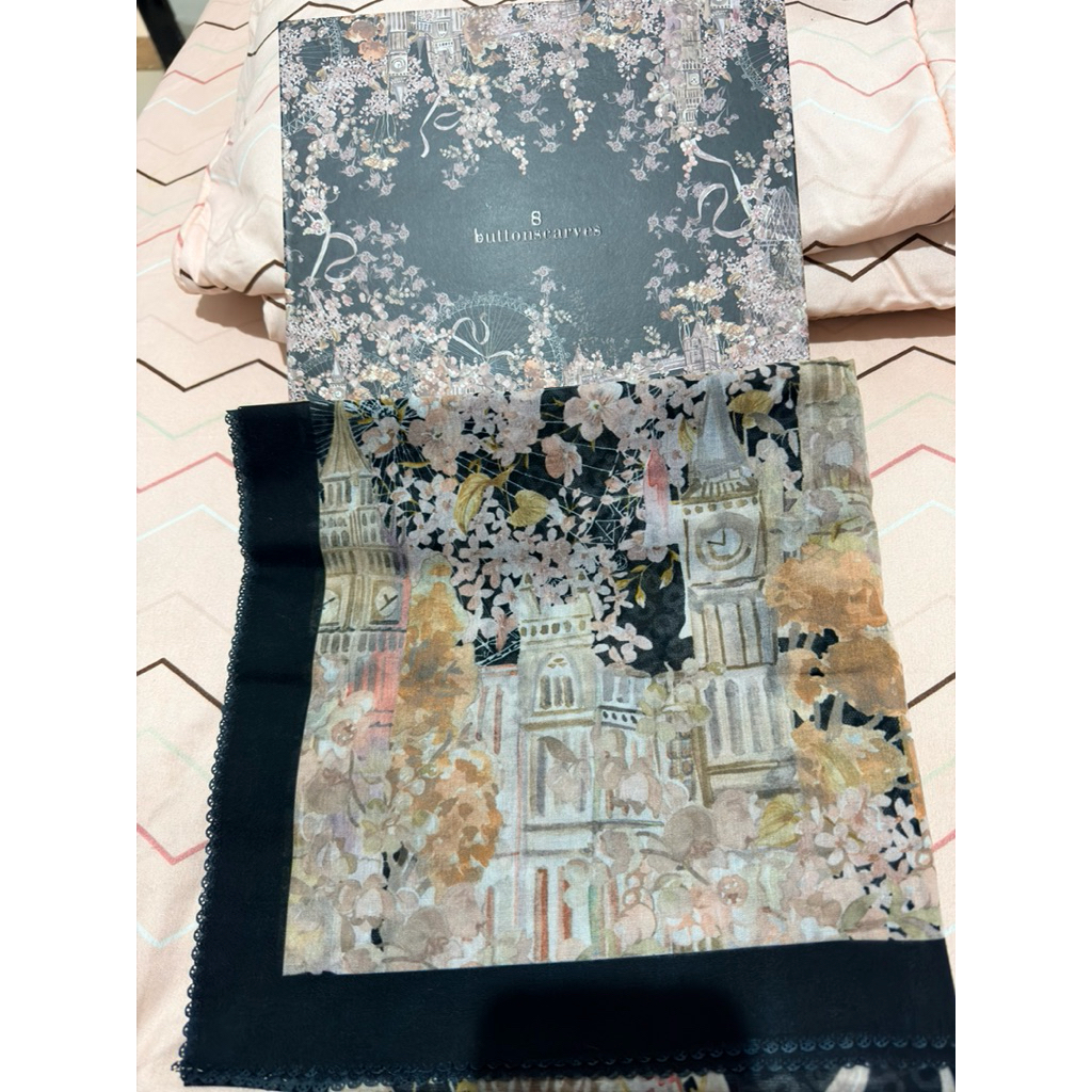 Preloved Buttonscarves hitam