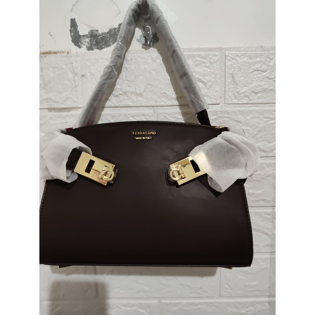 tas ferragamo warna coklat kopi