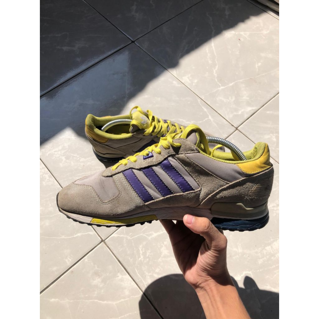 Preloved Sepatu Adidas ZX 700