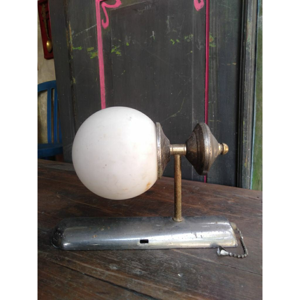 Lampu dinding antik