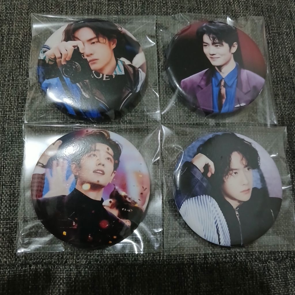 BADGE (PIN 58MM) & PHOTOCARD HOLOGRAM WANG YIBO & XIAO ZHAN