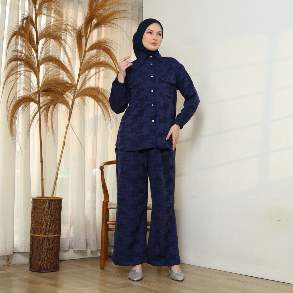 DELUMI ONESET IN NAVY BLUE