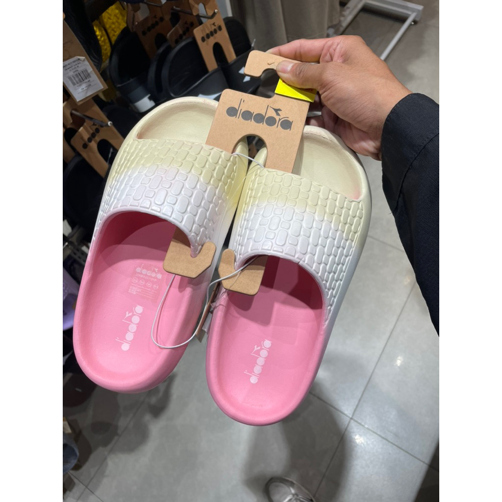 Sendal cewek slip on ( diadora )