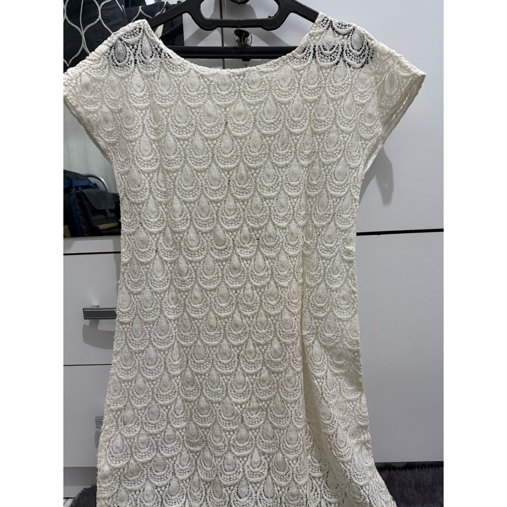 Outer pantai dan blouse putih