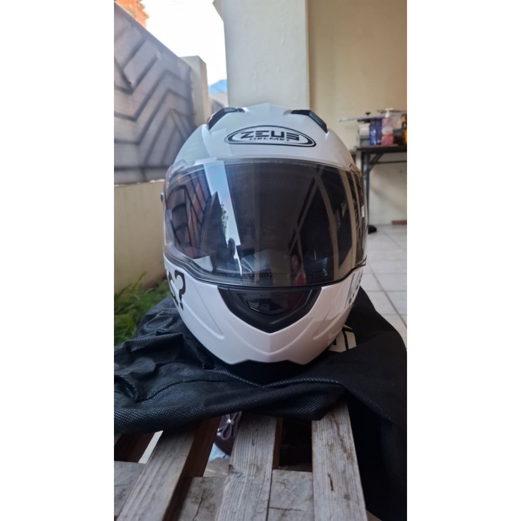helm fullface Zeus 811 putih size L