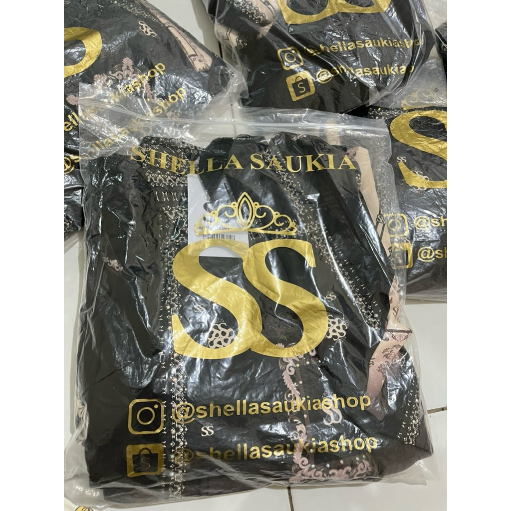 dress SS by shella sauqia gradasi hitam tanpa hijab