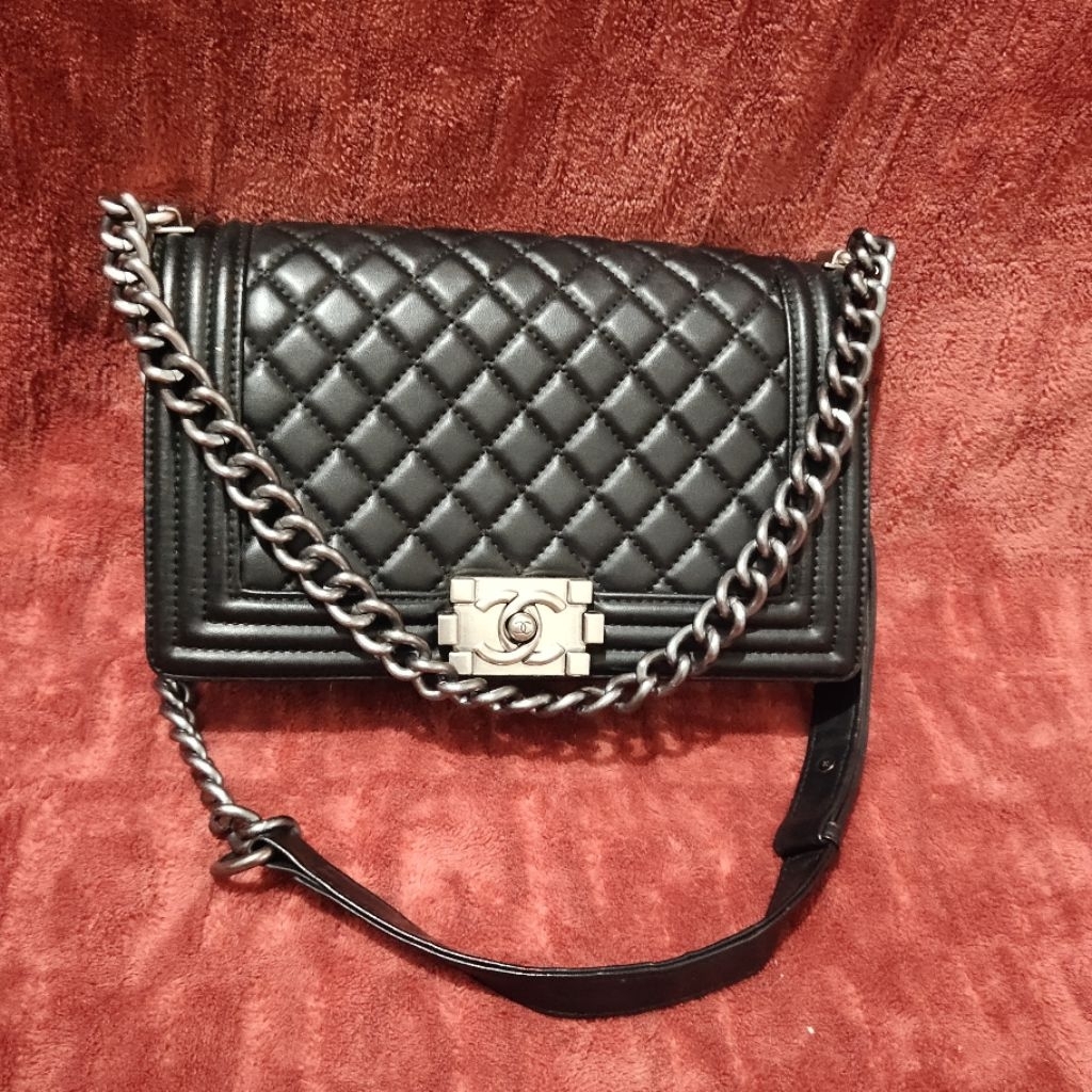 Preloved tas hitam Chanel boy, kulit asli