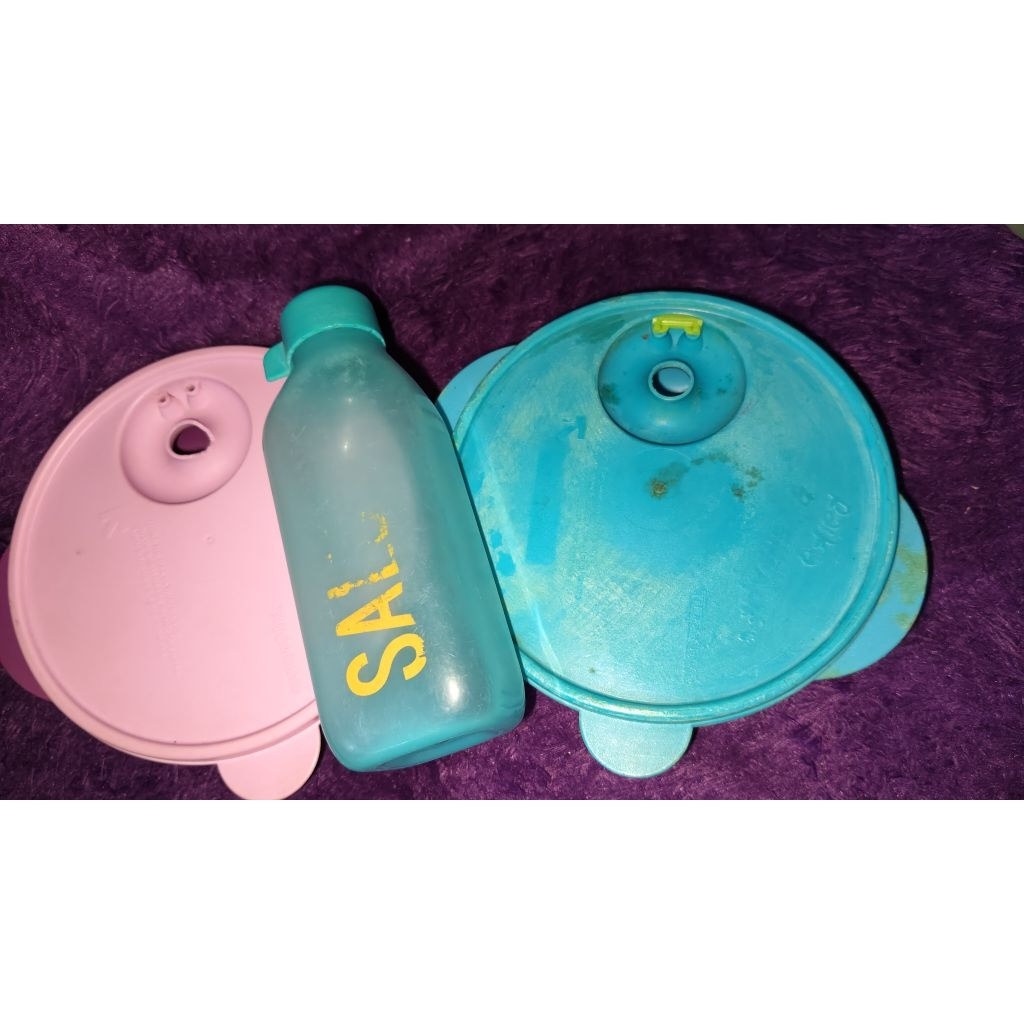 Tupperware CWL Ungu Base aman cuma di tutup minis katup ada leleh juga yang biru Base Lumayan tutup 