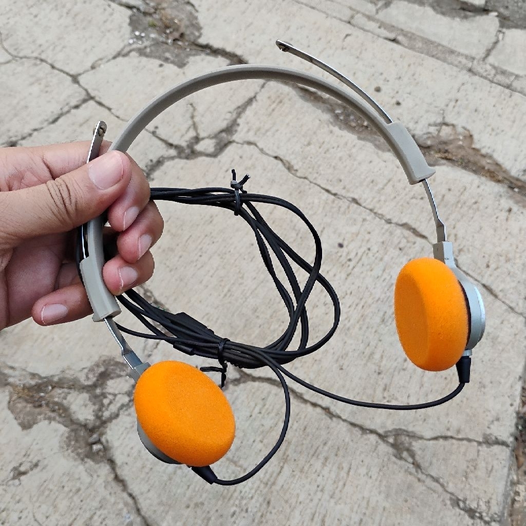 Sony MDR-3L2 Headphones Booked