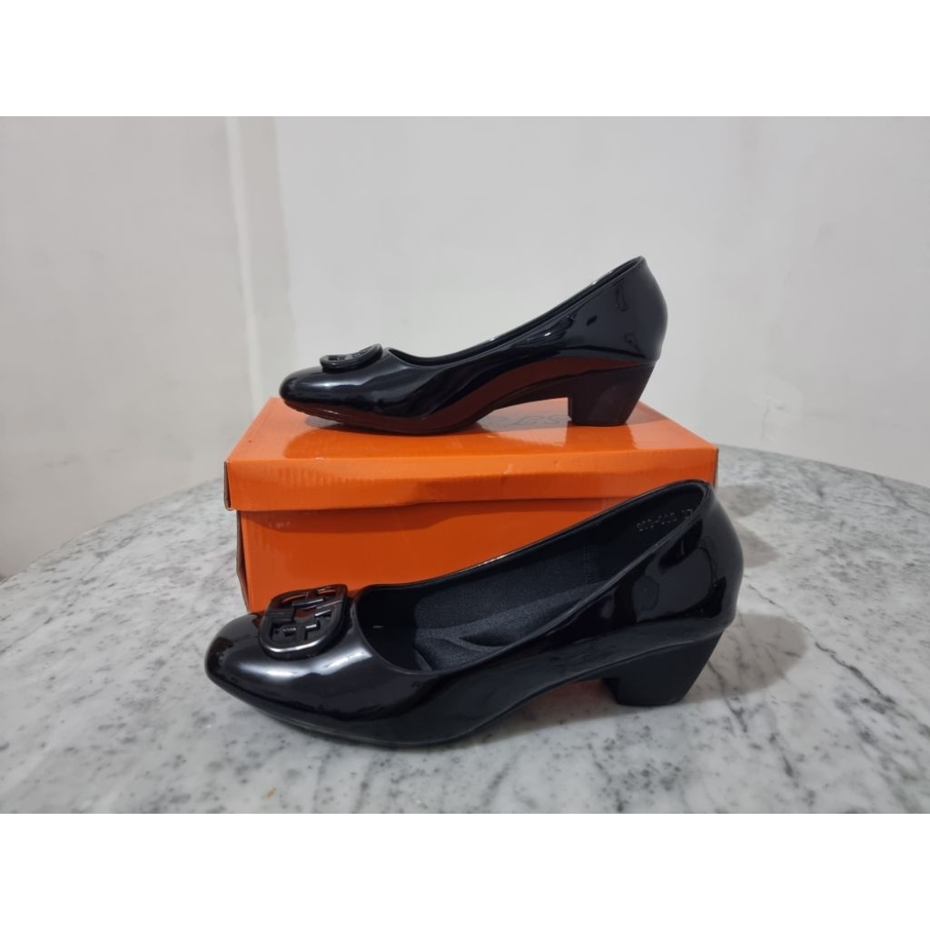 Preloved St Moritz Sepatu Pantofel Hitam