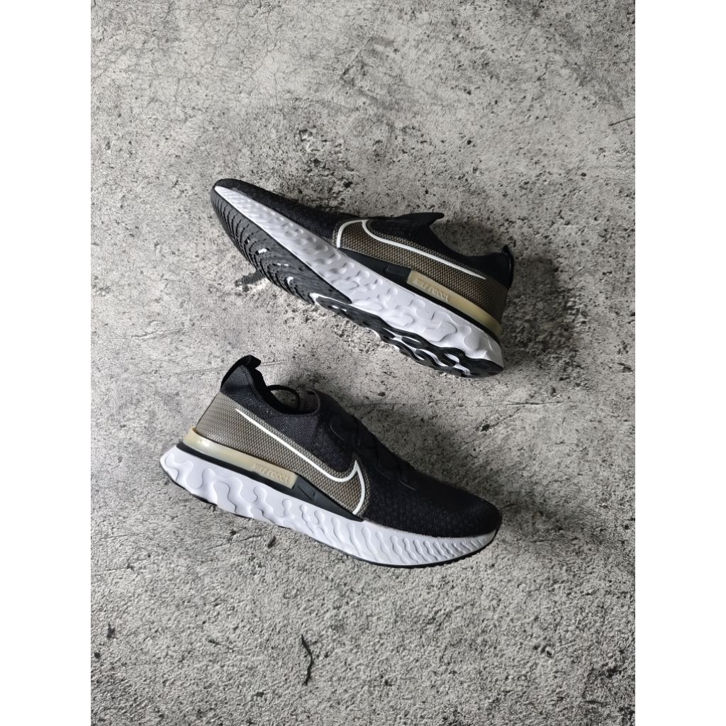 sepatu nike react