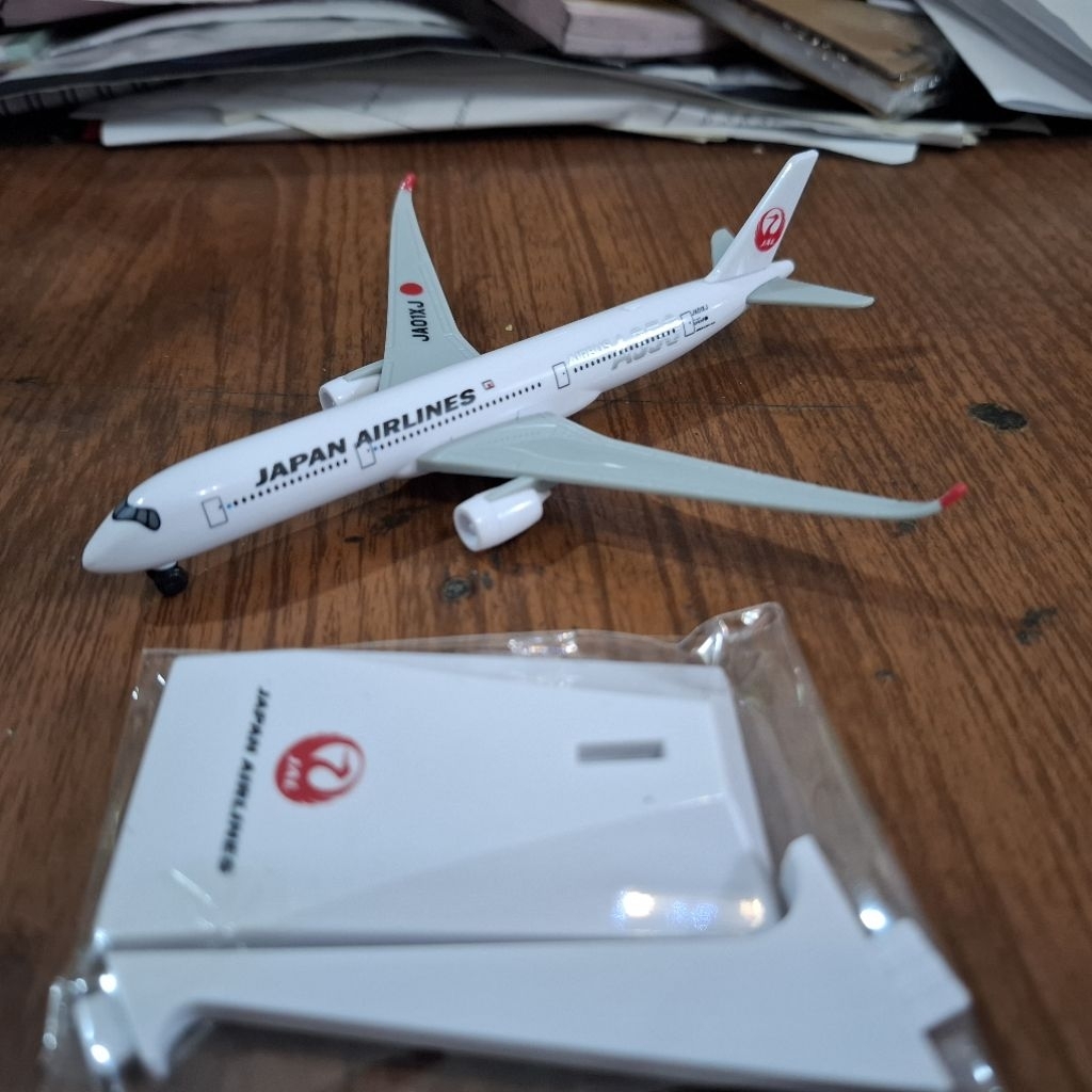 Mainan pesawat Airbus A350-900 Japan Airlines JA01XJ