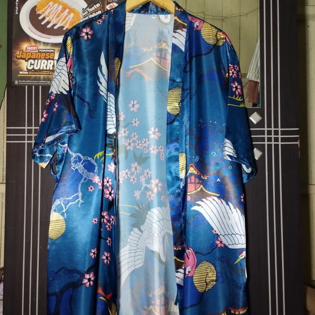 KIMONO SATIN GLOSSY BIRU BURUNG MERAK RUMAH PREMIUM