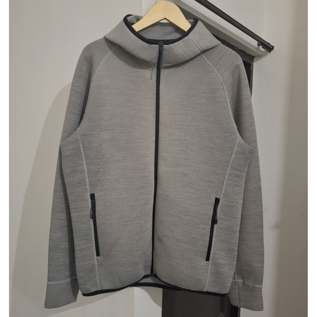 JAKET UNIQLO SCUBA