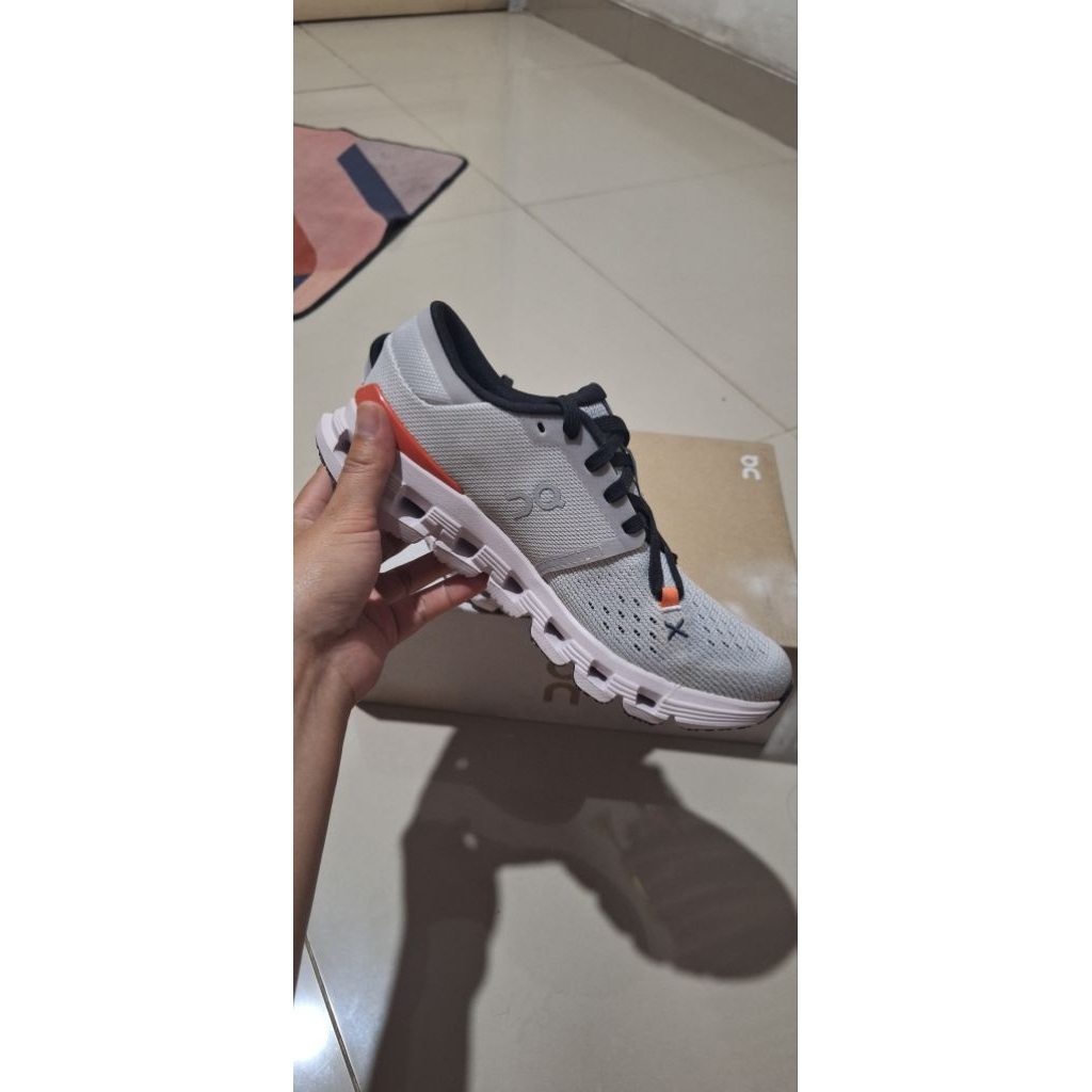 sepatu on cloud original
