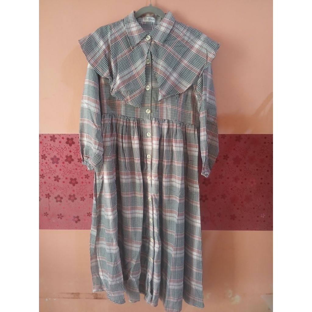 Midi Dress Kerah Lebar Kotak kotak