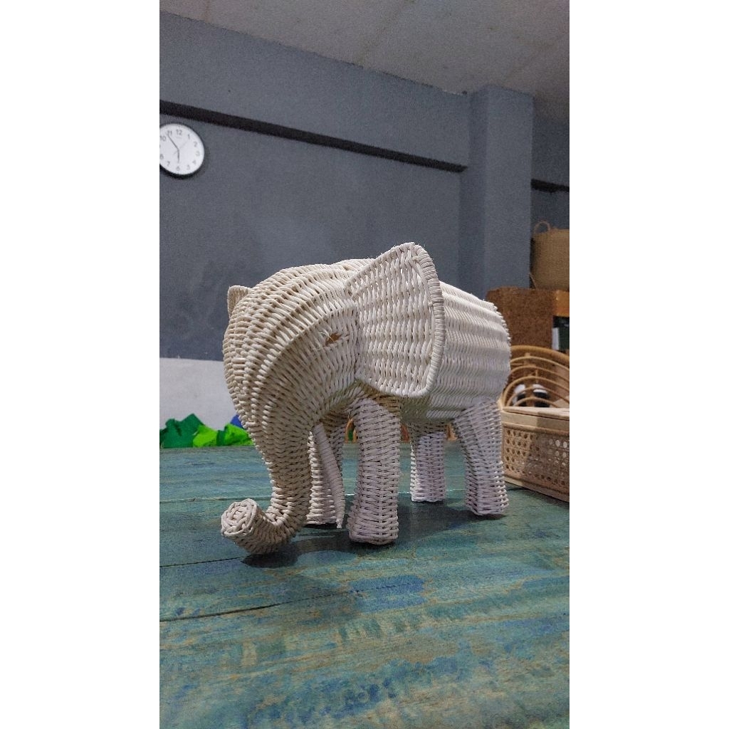 gajah rotan organizer meja