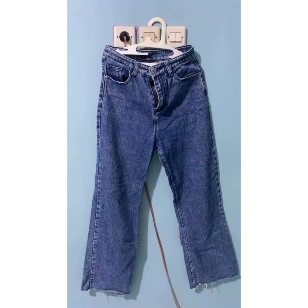 PRELOVED LOOSE JEANS BOX OF JEANS