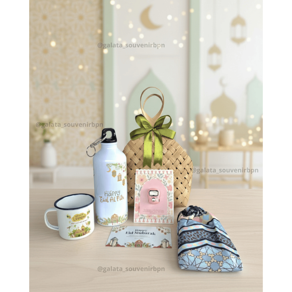 Hampers Lebaran Custom keranjang estetik. mug, enamel, tumbler, sajadah, tasbih.