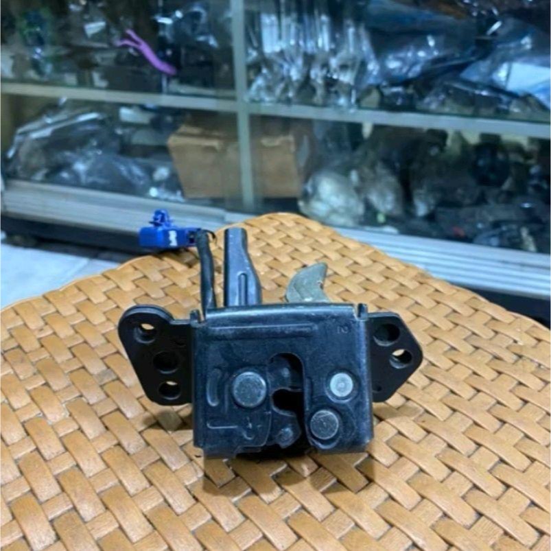 Toyota Door Lock Bagasi Belakang Yaris NCP91 Original Spare Part