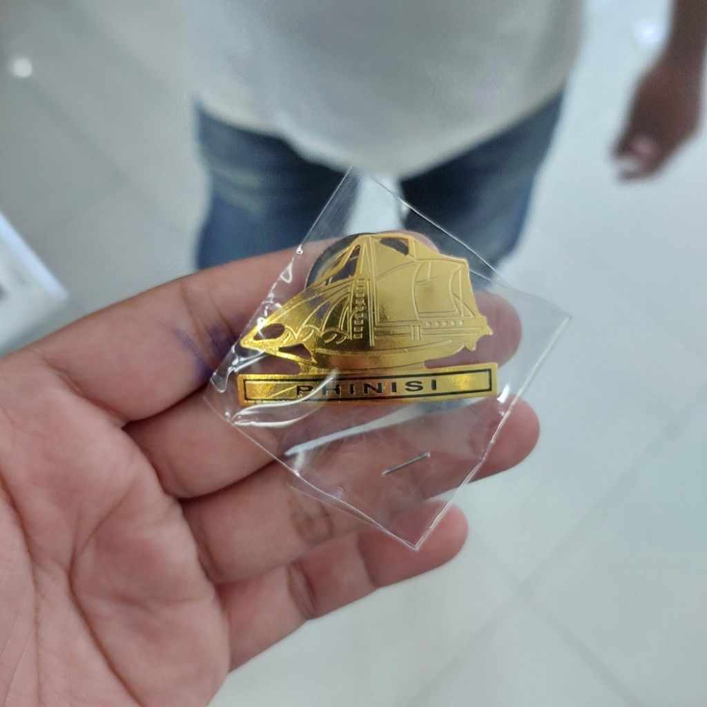 Pin Phinisi Kuningan Etching Magnet