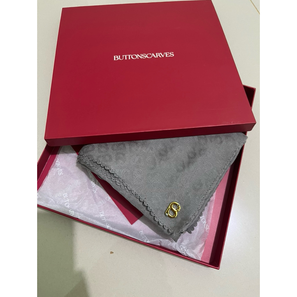 Preloved Tapis Embossed Buttonscarves