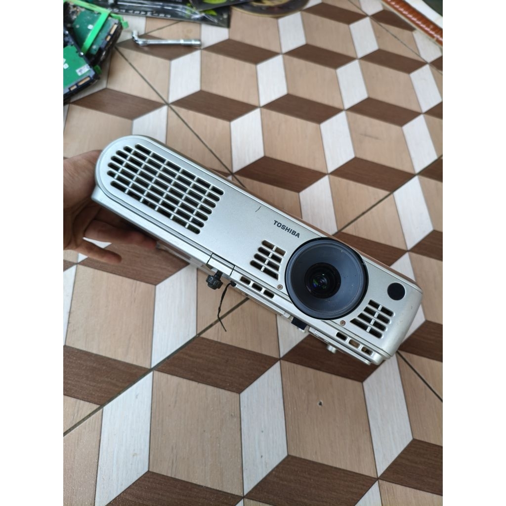 proyektor Toshiba tlp-s10 second bekas fisik mulus minus gada colokan buat powernya