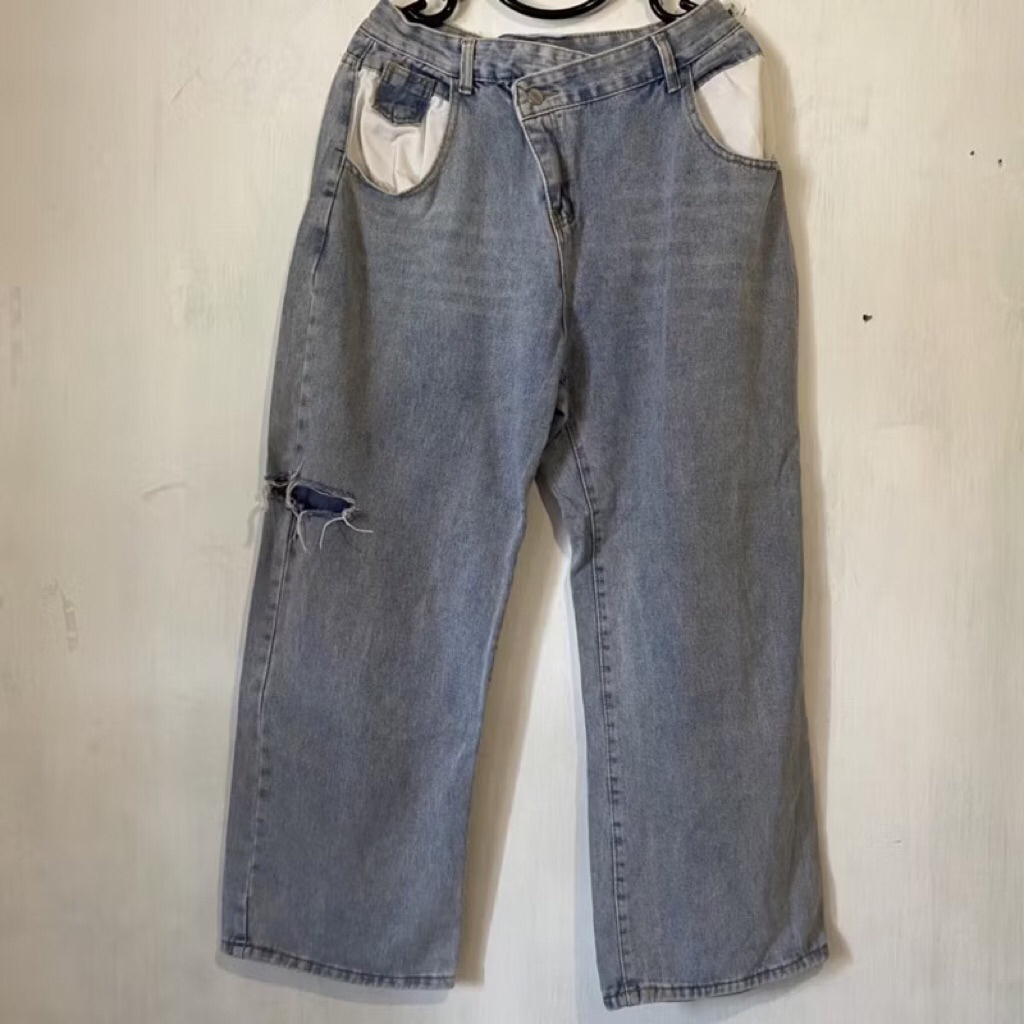 Preloved loose ripped jeans