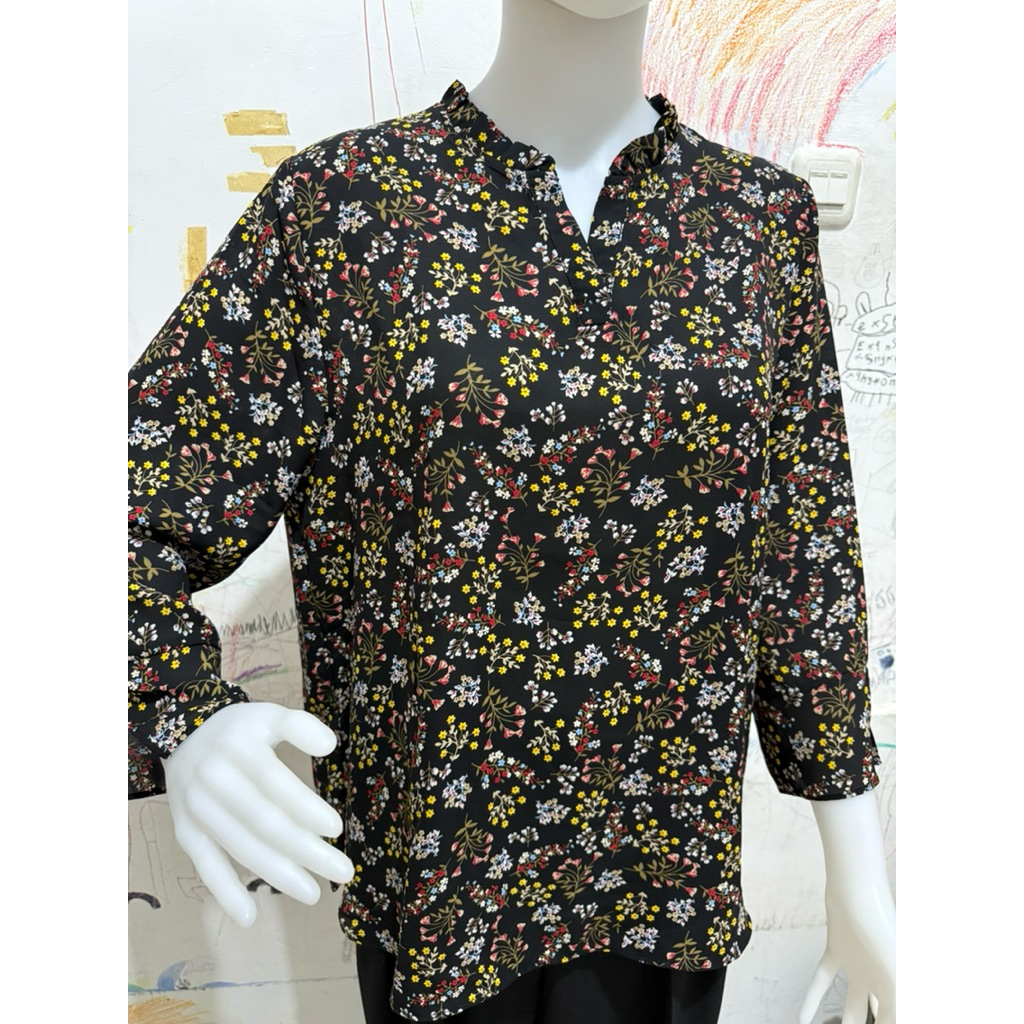Atasan Hitam Motif Bunga Kecil