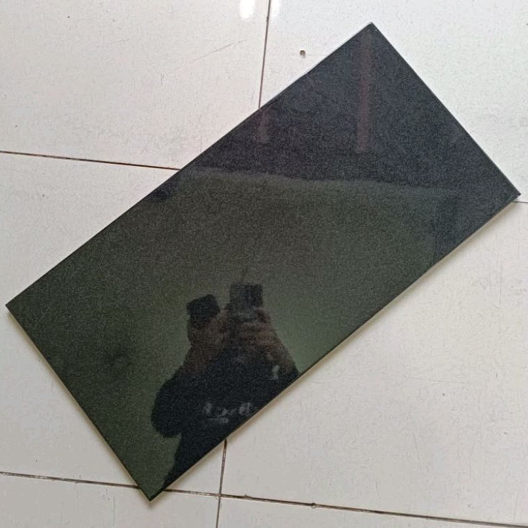 KERAMIK DINDING 30X60 HITAM BINTIK GLOSSY KILAP