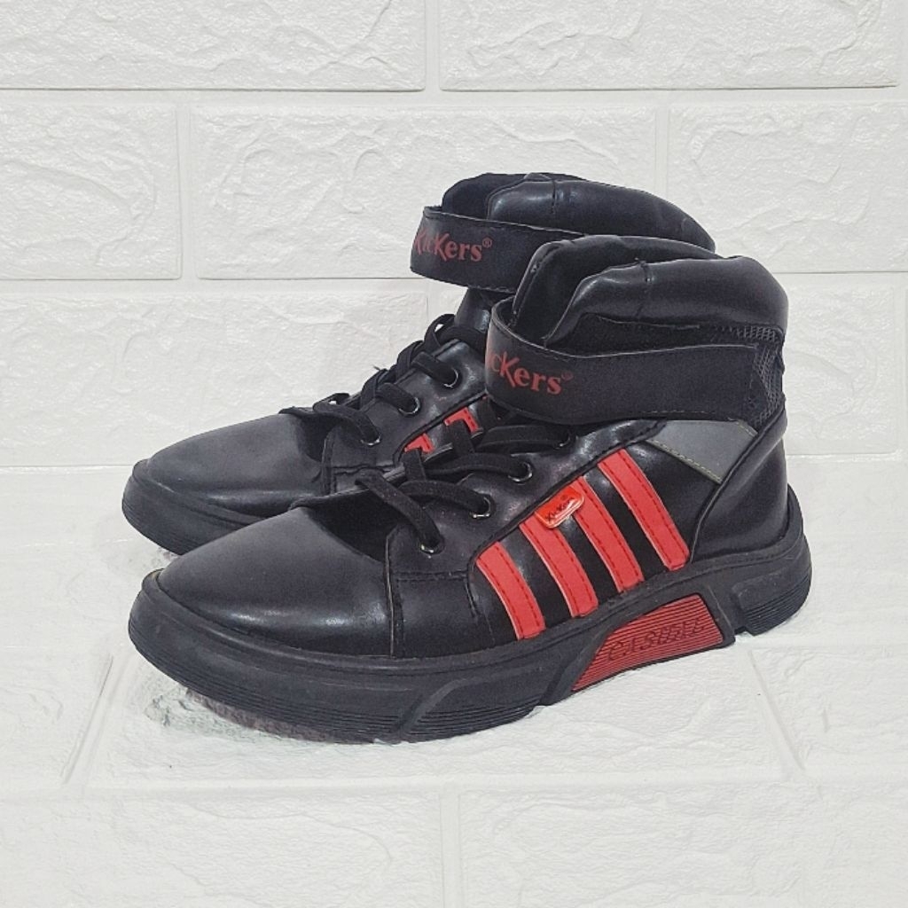 Sepatu Sneakers "KICKERS" Anak Laki-laki Warna Hitam Stripe Merah - Size 35 (Preloved/Bekas)