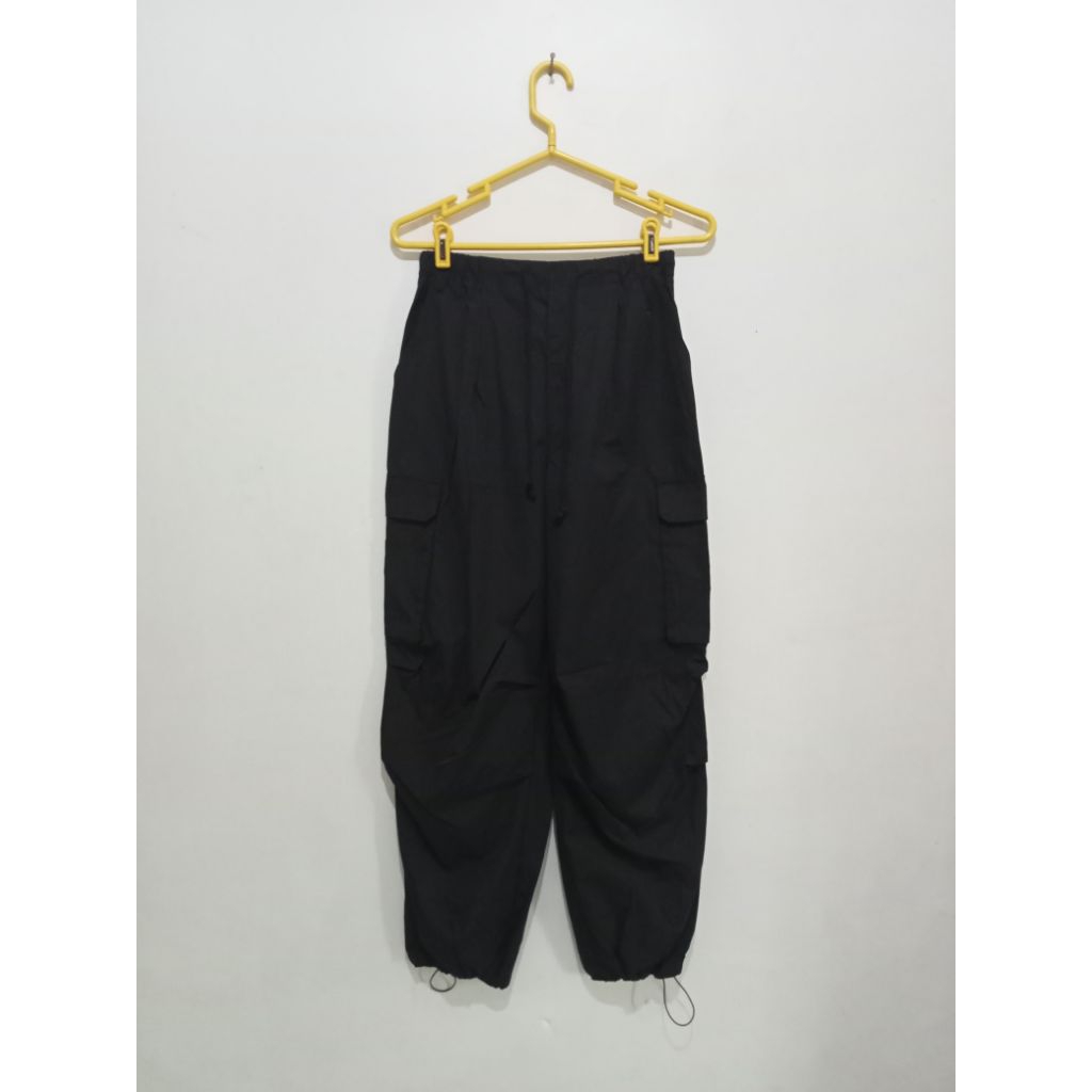 Preloved GU Parachute Cargo Pants warna Hitam